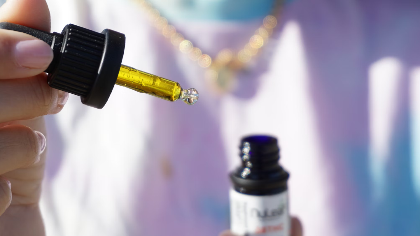 Huile de CBD : Comment l'utiliser, quel dosage, et quels effets attend