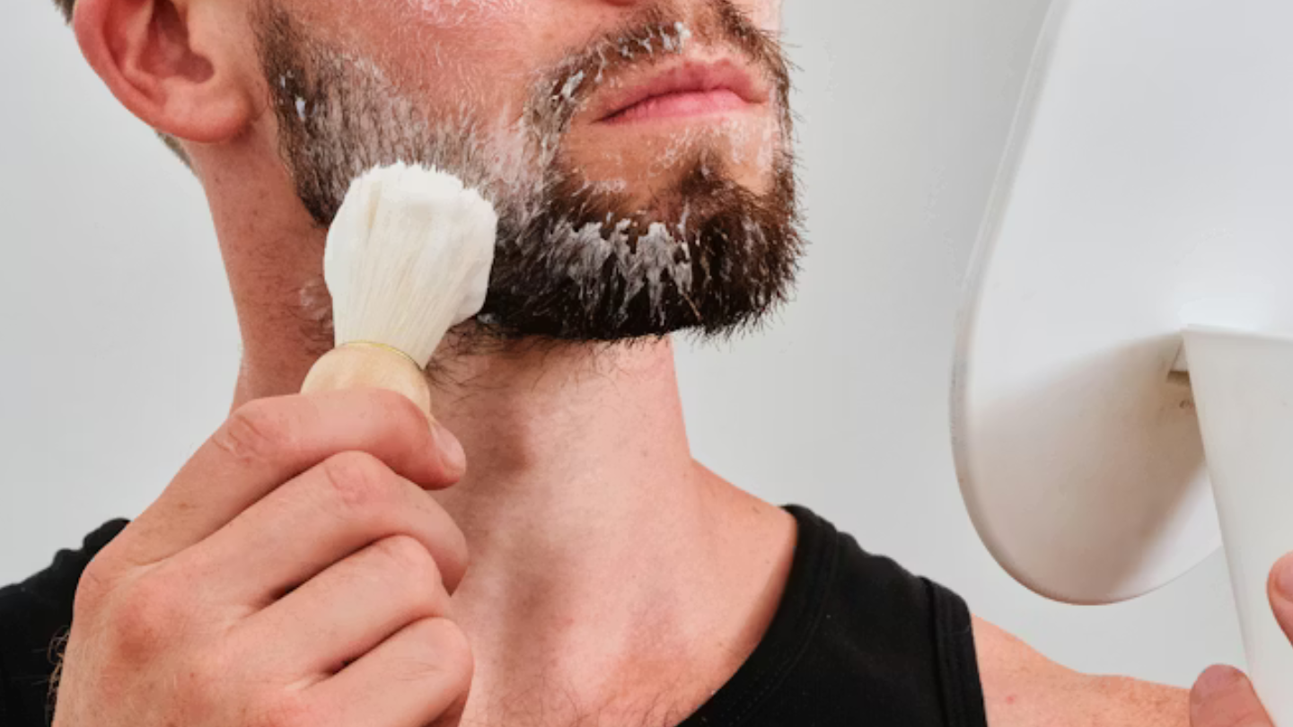 Barbe dense et homogène : comprendre la pousse et adopter les bons soins