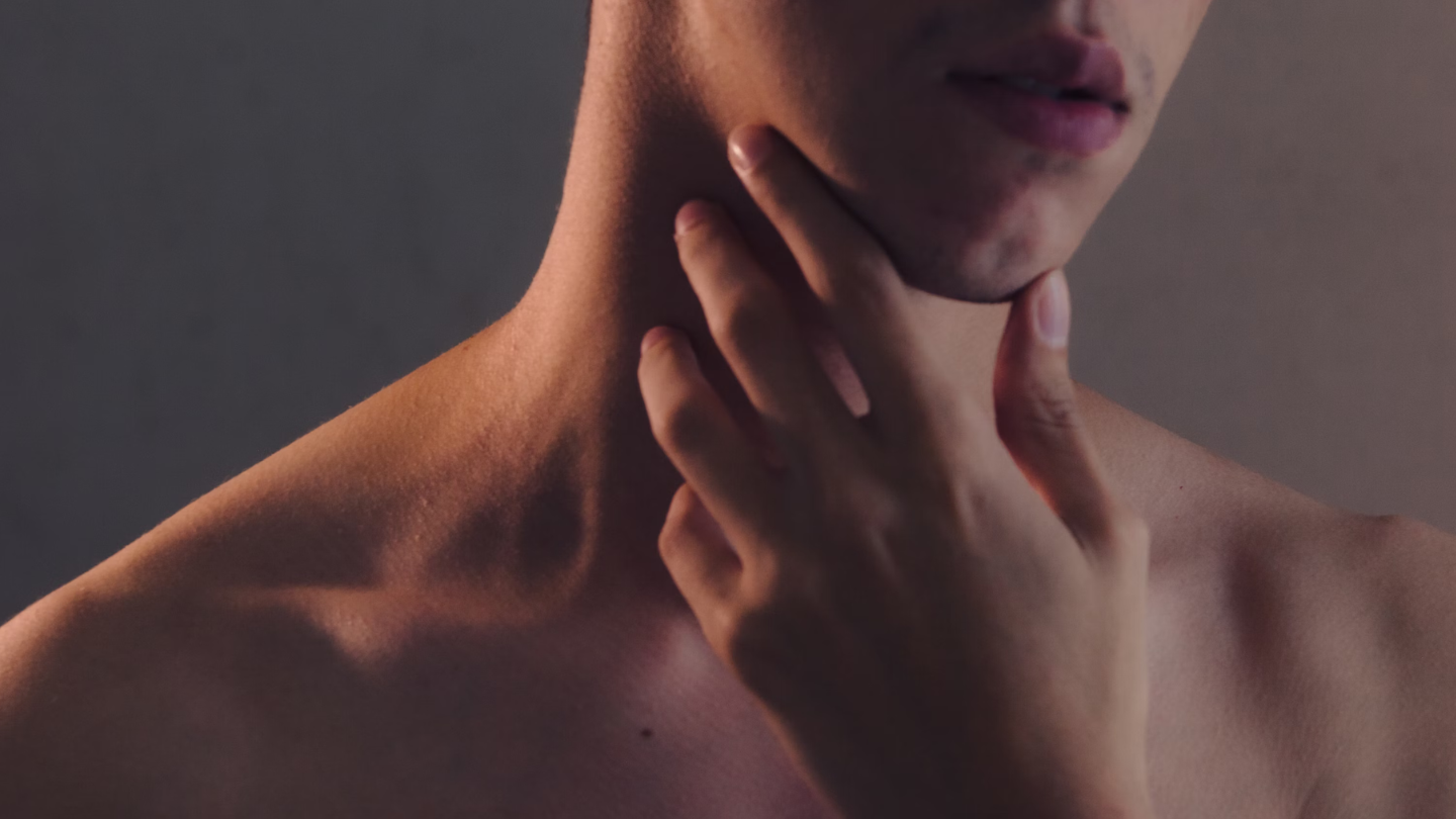 Pourquoi le CBD brûle-t-il la gorge ? (et comment éviter ça)