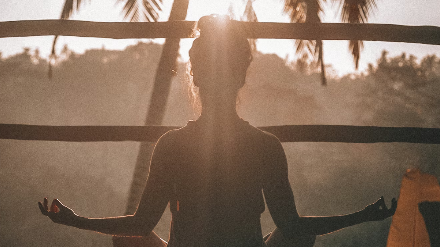 CBD et méditation : comment apaiser le stress et reconnecter corps et esprit naturellement