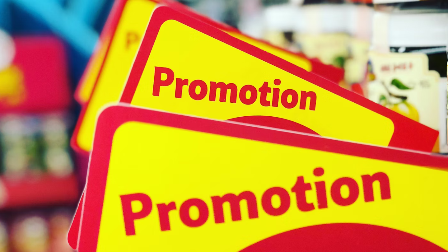 Affiches promotion jaune et rouge superposées les unes derrière les autres