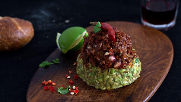 L'appétissant tartare de tomates et d'avocats à l'huile de chanvre
