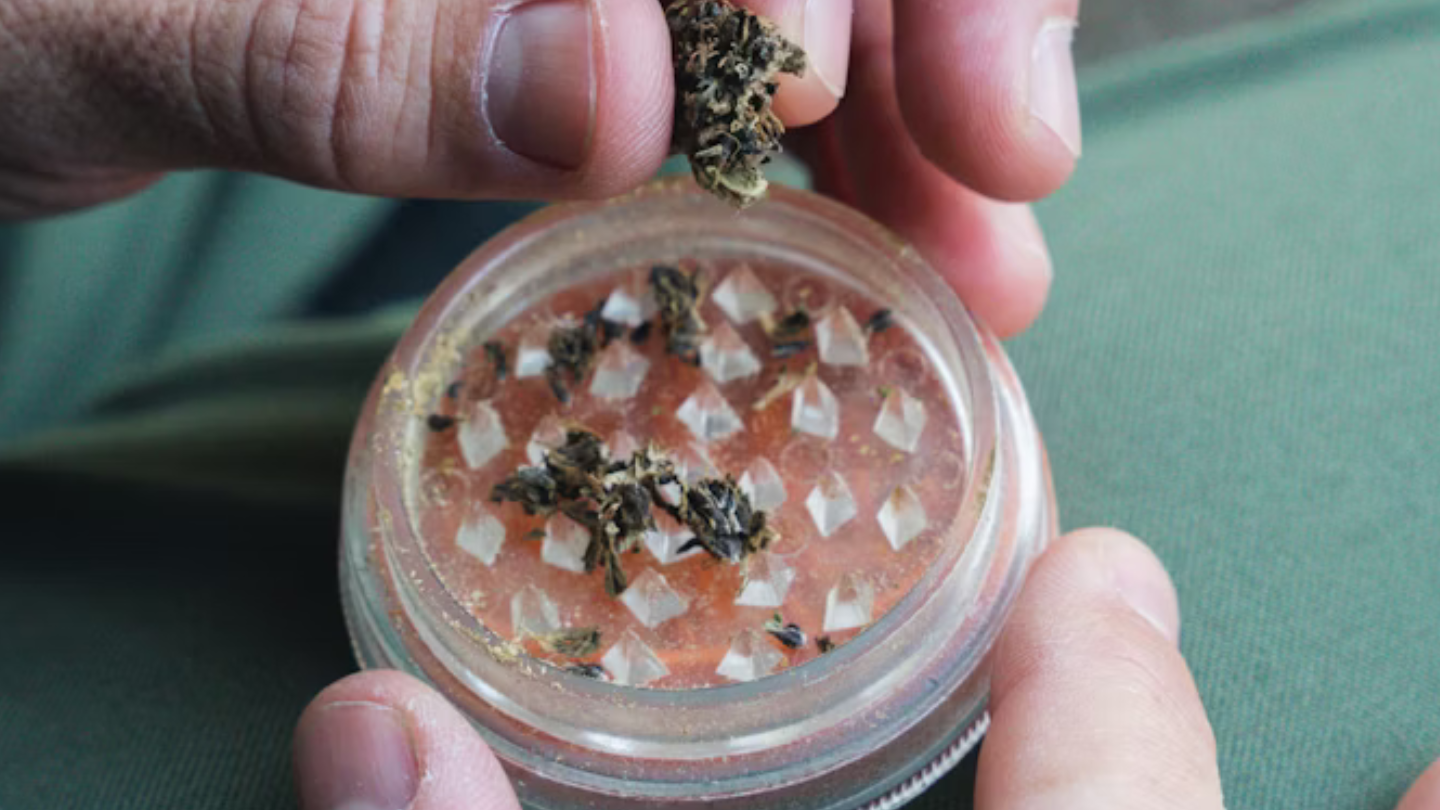 Comment nettoyer un grinder efficacement (et sans le flinguer) ?