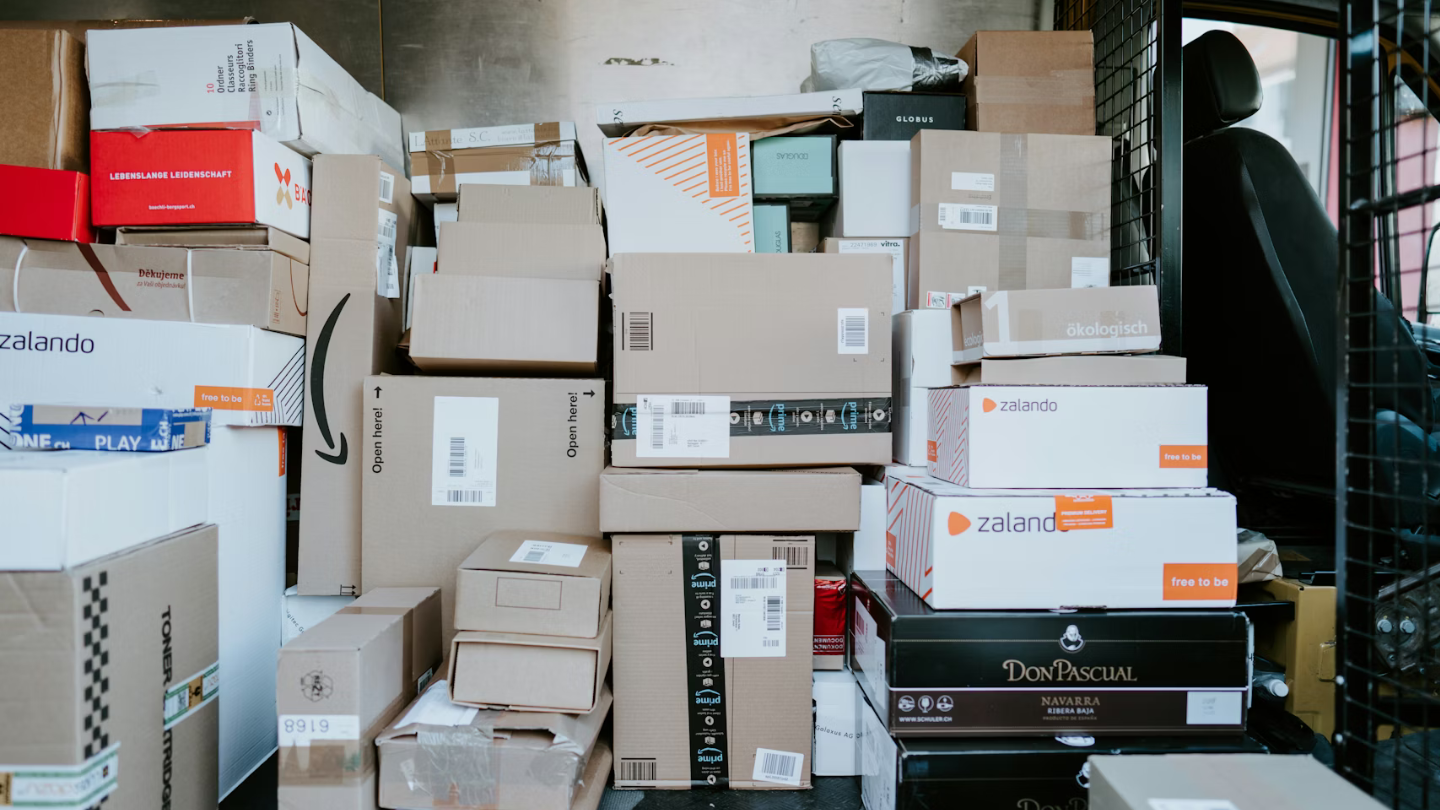 Pleins de colis de toutes sortes entreposés dans un camion de livraision