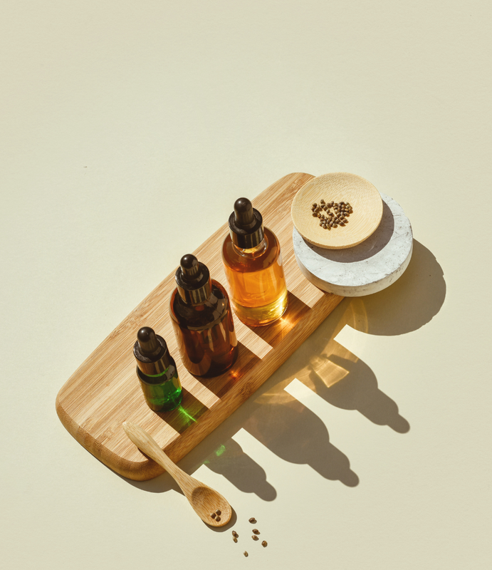 trois bouteilles d'huile de CBD et des graines de CBD