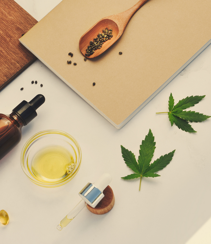 Divers produits aux cannabis sur fond crèmes