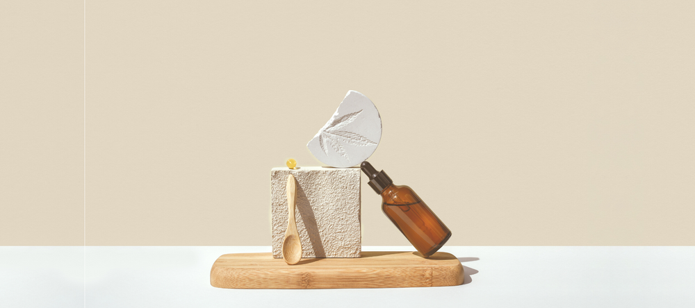 Divers produits aux CBD sur une planche avec un fond Beige